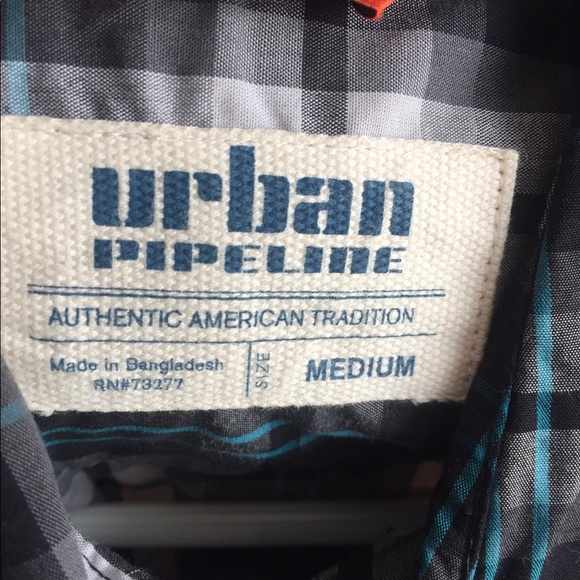 ➡️2/$25❗️⬅️Youth size boy’s button down shirt 💙 - Picture 2 of 3